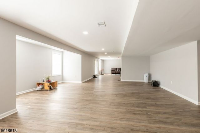 1 Cedar Ct, North Haledon Boro, NJ 07508