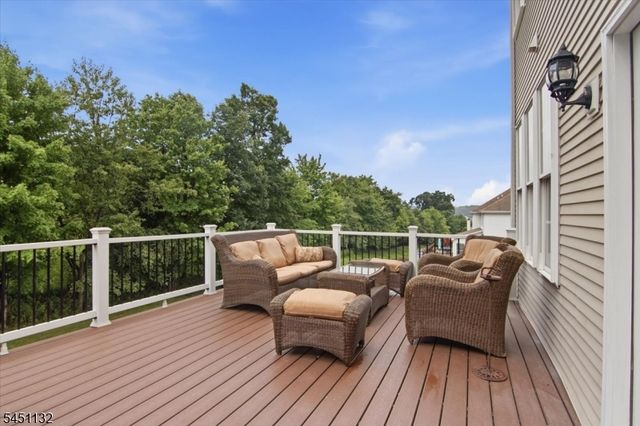 1 Cedar Ct, North Haledon Boro, NJ 07508