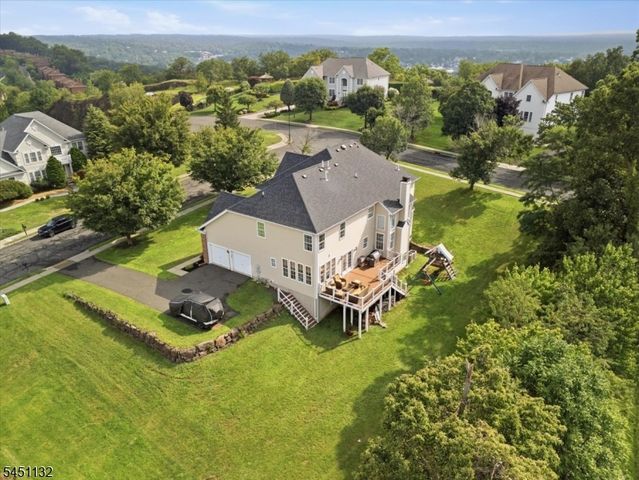 1 Cedar Ct, North Haledon Boro, NJ 07508