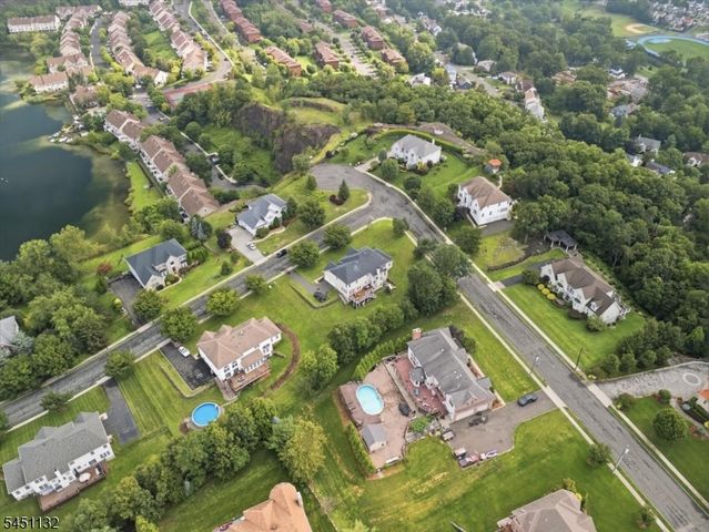1 Cedar Ct, North Haledon Boro, NJ 07508
