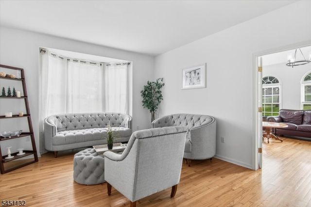 1 Cedar Ct, North Haledon Boro, NJ 07508