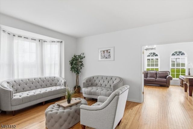 1 Cedar Ct, North Haledon Boro, NJ 07508