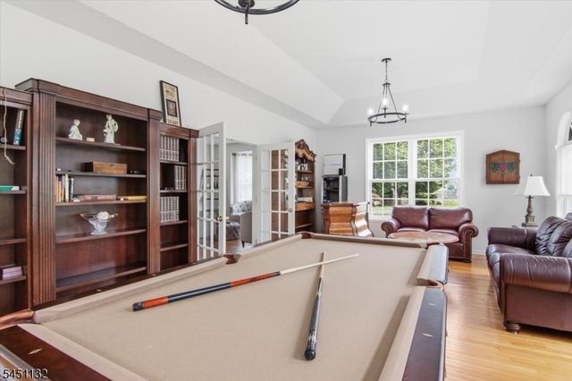 1 Cedar Ct, North Haledon Boro, NJ 07508