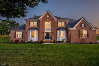 1 Cedar Ct, North Haledon Boro, NJ 07508