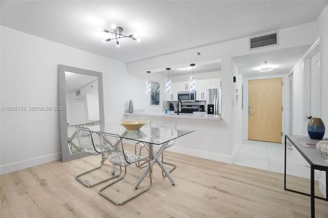 1200 Brickell Bay Dr 1907, Miami, FL 33131