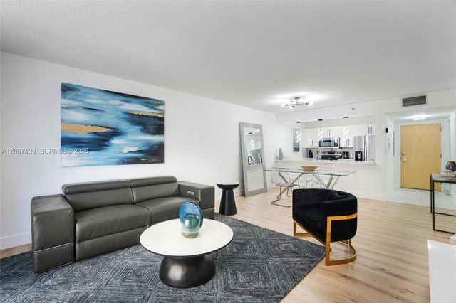 1200 Brickell Bay Dr 1907, Miami, FL 33131