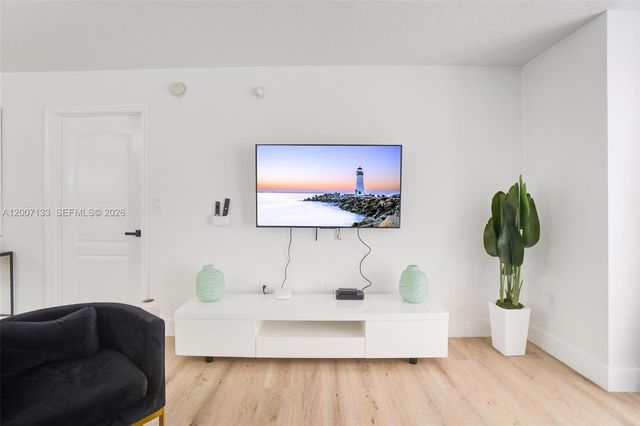 1200 Brickell Bay Dr 1907, Miami, FL 33131