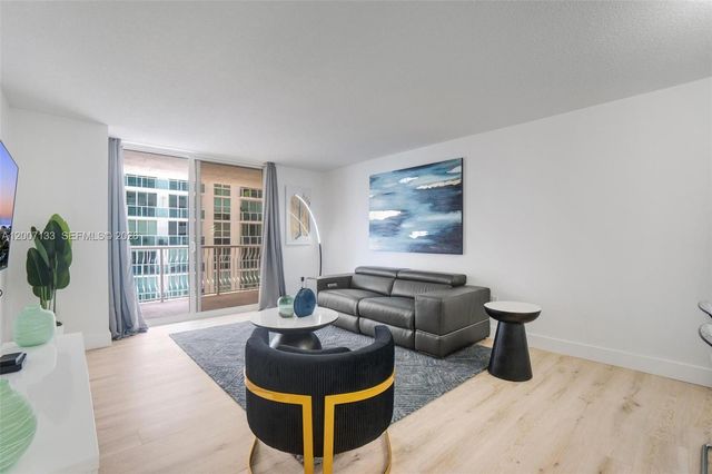 1200 Brickell Bay Dr 1907, Miami, FL 33131