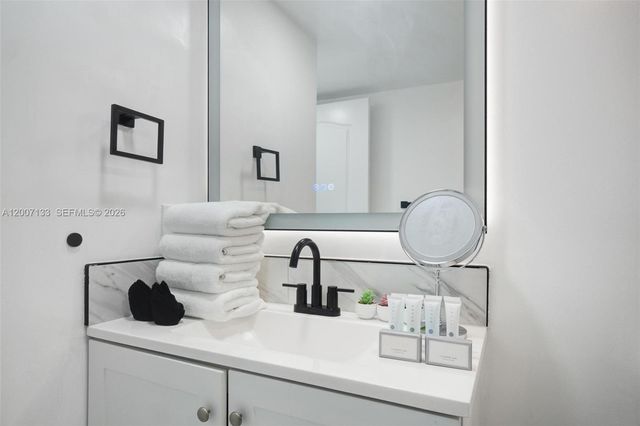 1200 Brickell Bay Dr 1907, Miami, FL 33131