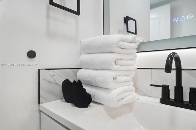 1200 Brickell Bay Dr 1907, Miami, FL 33131