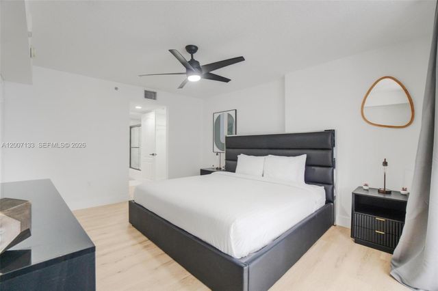 1200 Brickell Bay Dr 1907, Miami, FL 33131