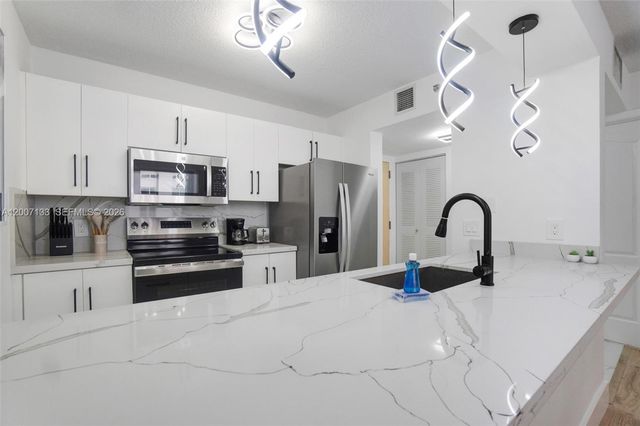 1200 Brickell Bay Dr 1907, Miami, FL 33131