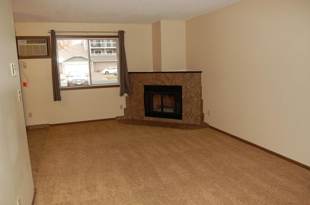 7600 157th Street W 105, Apple Valley, MN 55124