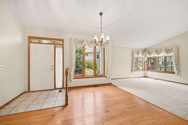 8819 Stonebrooke Court, Woodbury, MN 55125