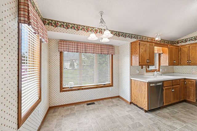 8819 Stonebrooke Court, Woodbury, MN 55125