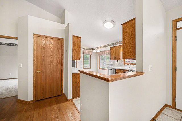 8819 Stonebrooke Court, Woodbury, MN 55125