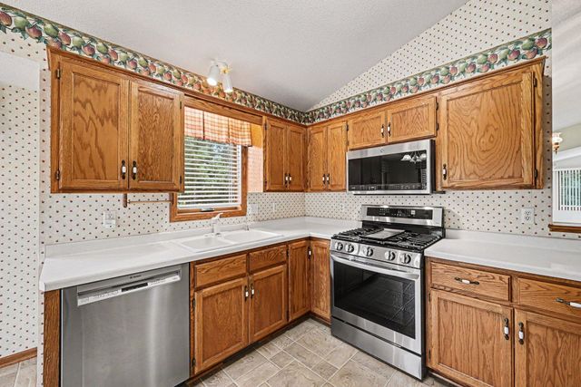 8819 Stonebrooke Court, Woodbury, MN 55125