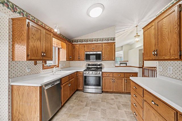 8819 Stonebrooke Court, Woodbury, MN 55125