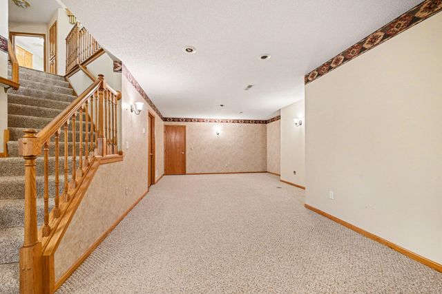 8819 Stonebrooke Court, Woodbury, MN 55125