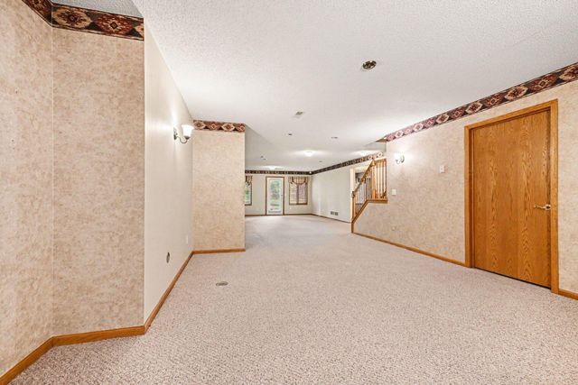 8819 Stonebrooke Court, Woodbury, MN 55125