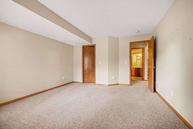 8819 Stonebrooke Court, Woodbury, MN 55125