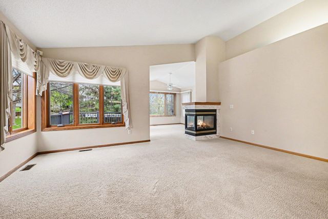 8819 Stonebrooke Court, Woodbury, MN 55125