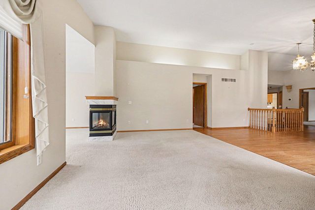 8819 Stonebrooke Court, Woodbury, MN 55125