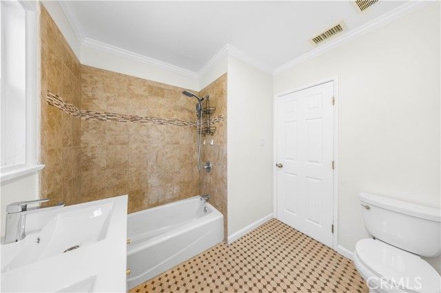 2074 N Summit Avenue, Pasadena, CA 91103