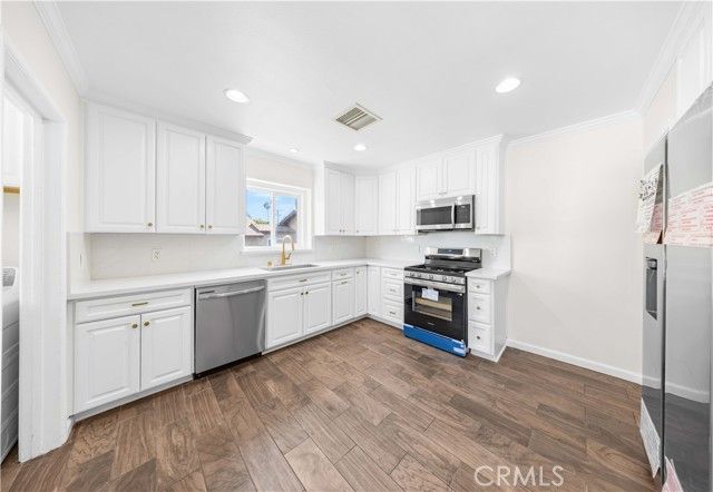 2074 N Summit Avenue, Pasadena, CA 91103