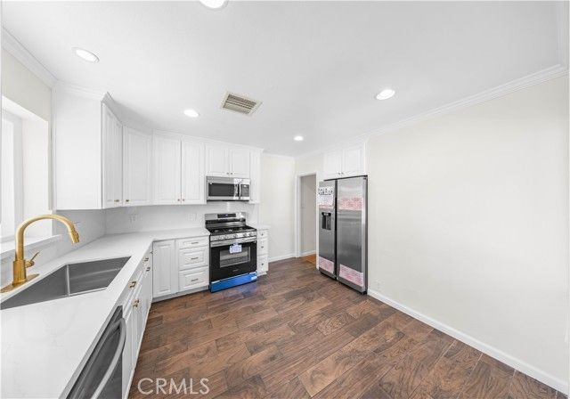 2074 N Summit Avenue, Pasadena, CA 91103
