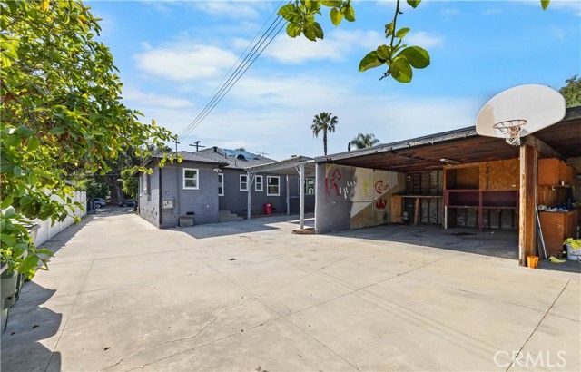 2074 N Summit Avenue, Pasadena, CA 91103