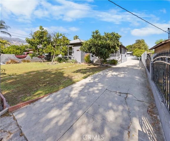 2074 N Summit Avenue, Pasadena, CA 91103