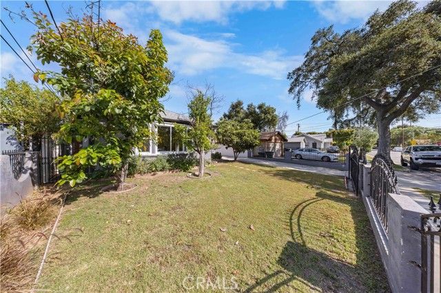 2074 N Summit Avenue, Pasadena, CA 91103
