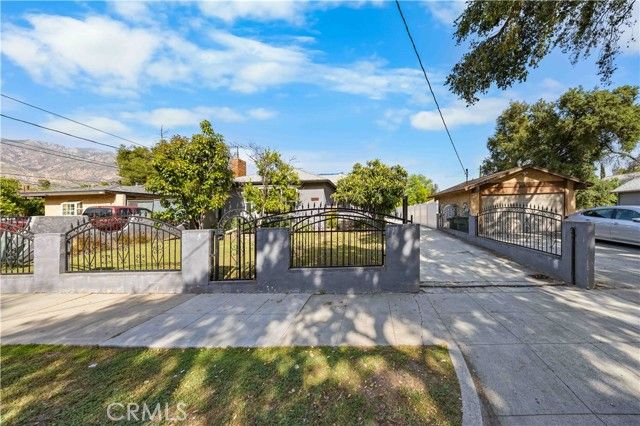 2074 N Summit Avenue, Pasadena, CA 91103