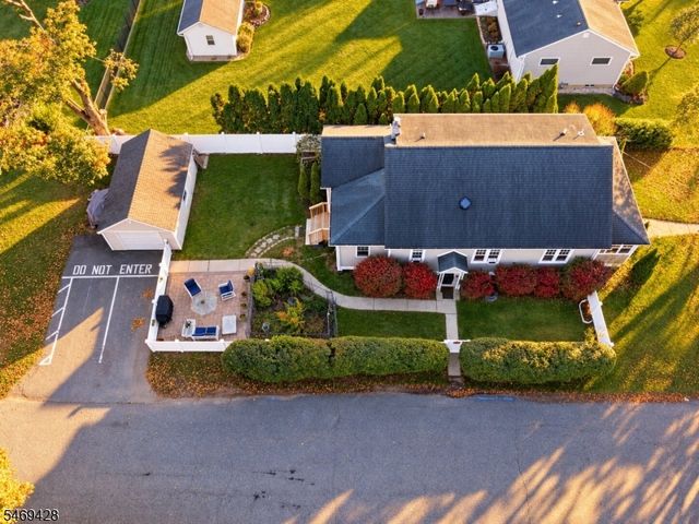 17 Ballantine St, Roxbury Twp., NJ 07847