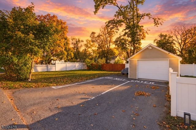 17 Ballantine St, Roxbury Twp., NJ 07847