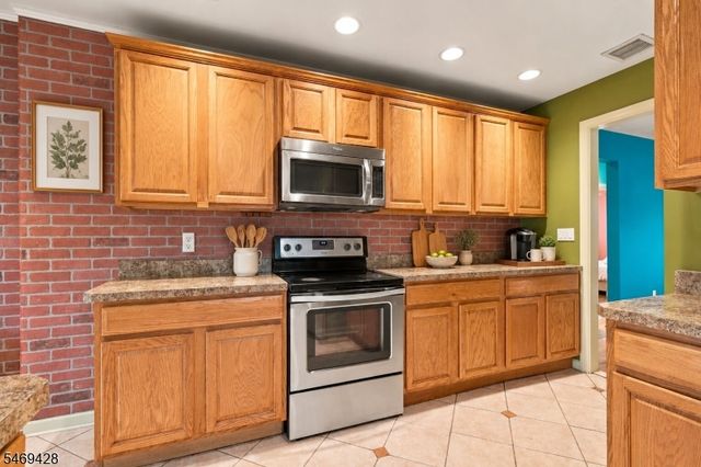 17 Ballantine St, Roxbury Twp., NJ 07847