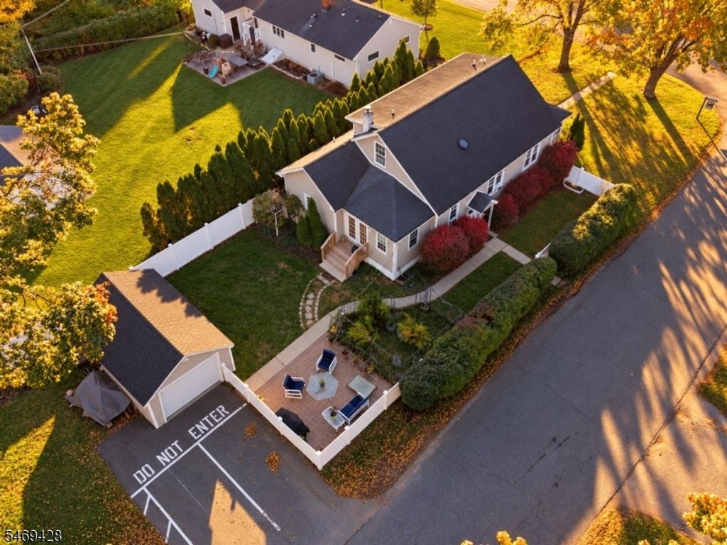 17 Ballantine St, Roxbury Twp., NJ 07847