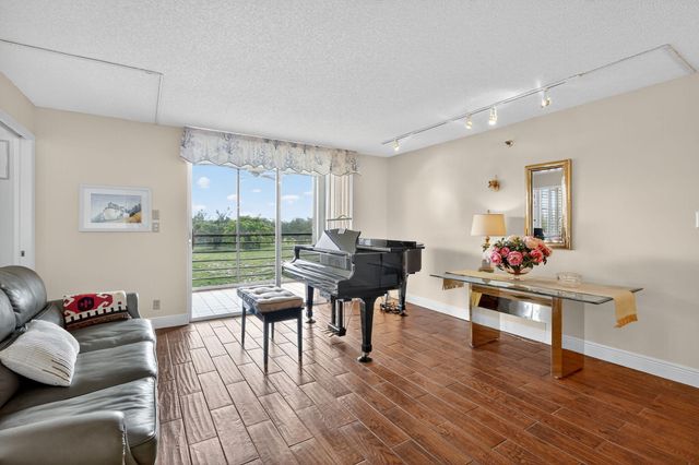 5340 NW 2nd Avenue 421, Boca Raton, FL 33487