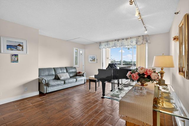 5340 NW 2nd Avenue 421, Boca Raton, FL 33487