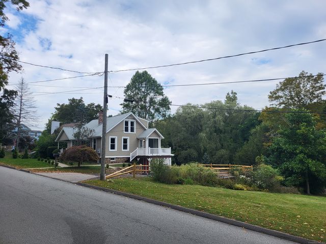 6 Lakeview Street, East Hampton, CT 06424