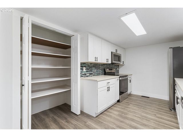 512 Sw EASTMAN Pkwy, Gresham, OR 97080