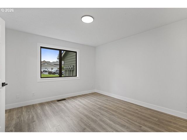 512 Sw EASTMAN Pkwy, Gresham, OR 97080