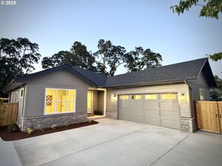 945 OAK MEADOWS Pl, Springfield, OR 97477