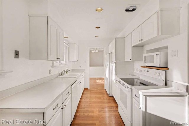 7251 Cottonwood Knoll, West Bloomfield, MI 48322