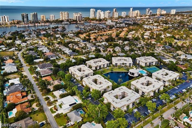 788 Park Shore DR C19, Naples, FL 34103