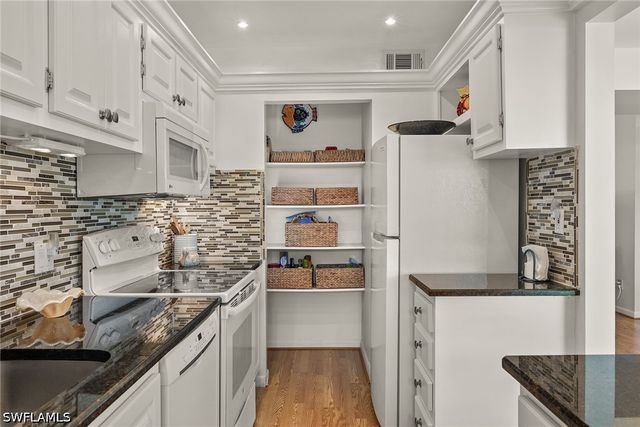 788 Park Shore DR C19, Naples, FL 34103