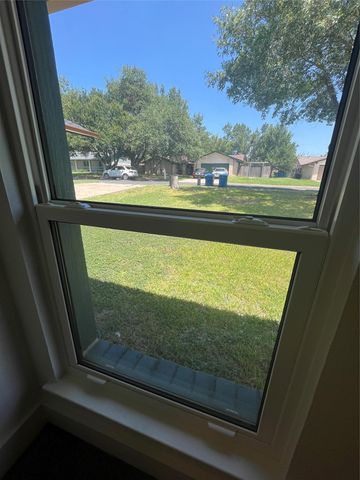 322 McClendon DR, Elgin, TX 78621