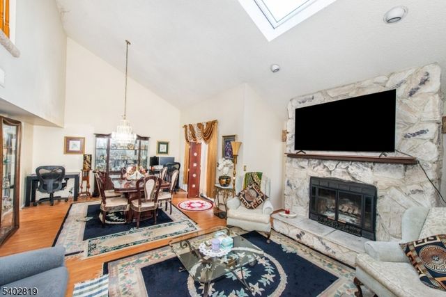 107 Nightingale Ct, Old Bridge Twp., NJ 08857