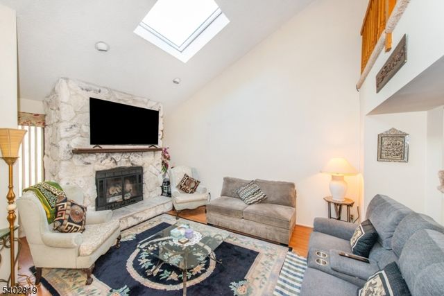 107 Nightingale Ct, Old Bridge Twp., NJ 08857